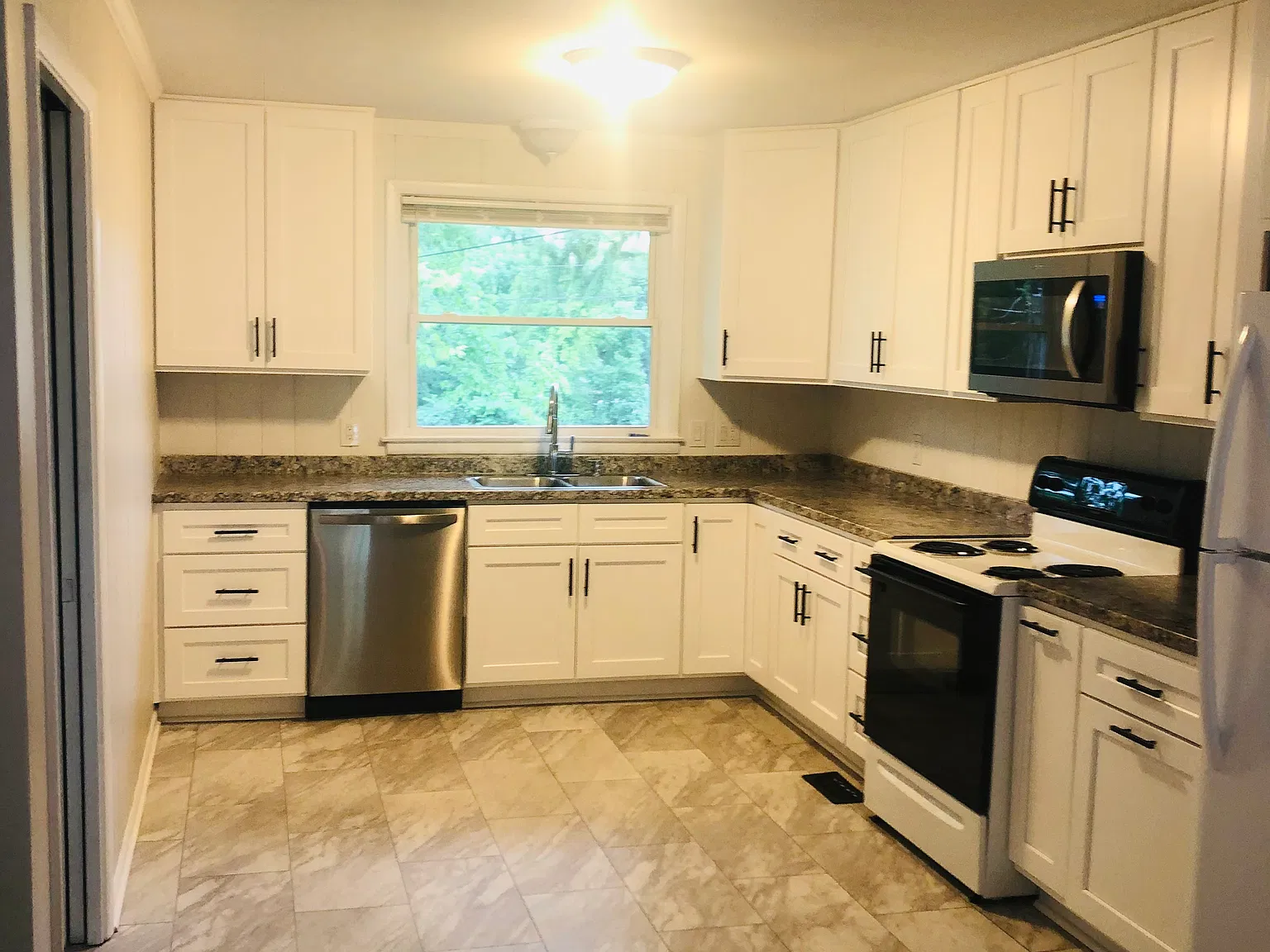 3 bed, 1.5 bath, 1350 sqft, $2,300 — Photo 2