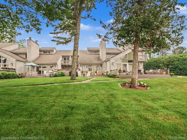 1011 Beach Rd #10, Harbor Springs, MI 49740