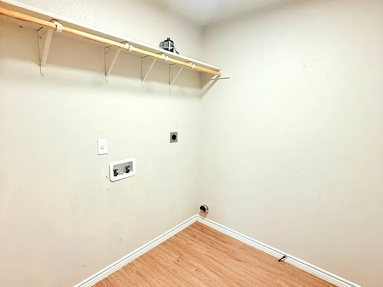 1203 E Avenue G — Photo 4