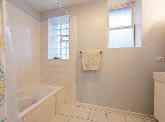2nd image of 2457 W Leland Ave APT 3