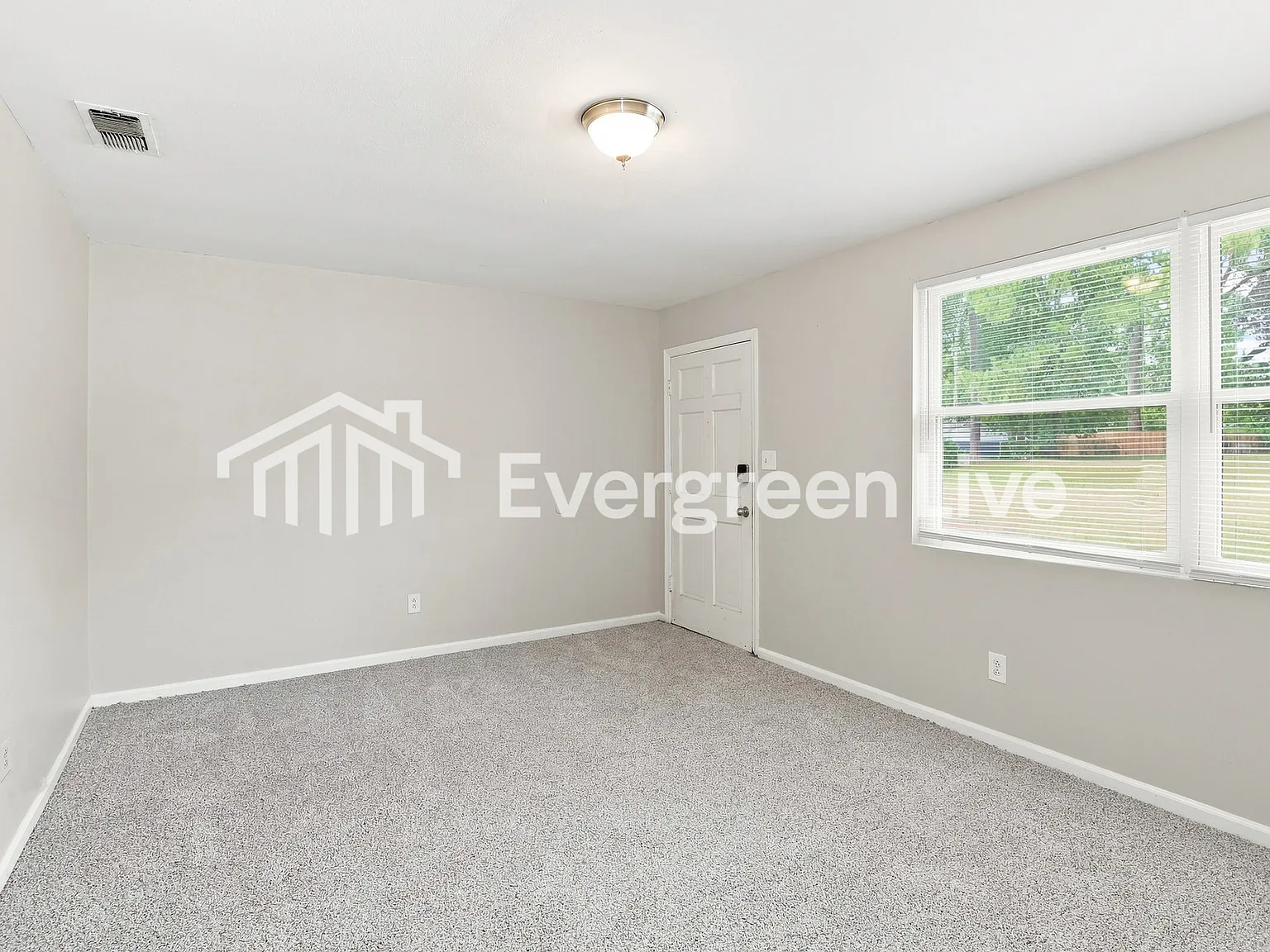 3 bed, 1.0 bath, 1256 sqft, $1,095 — Photo 4