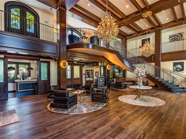 221 9th St S #201, Naples, FL 34102