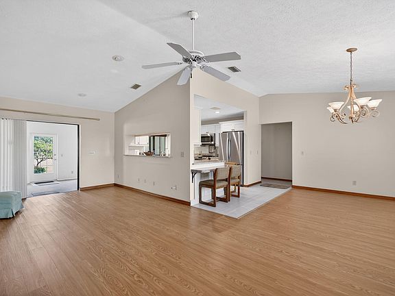 4th image of 2477 SW Chestnut Lane