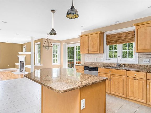 5th image of 15 Millers Brook Dr