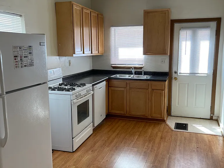 523 E Burlington St #2 — Photo 4