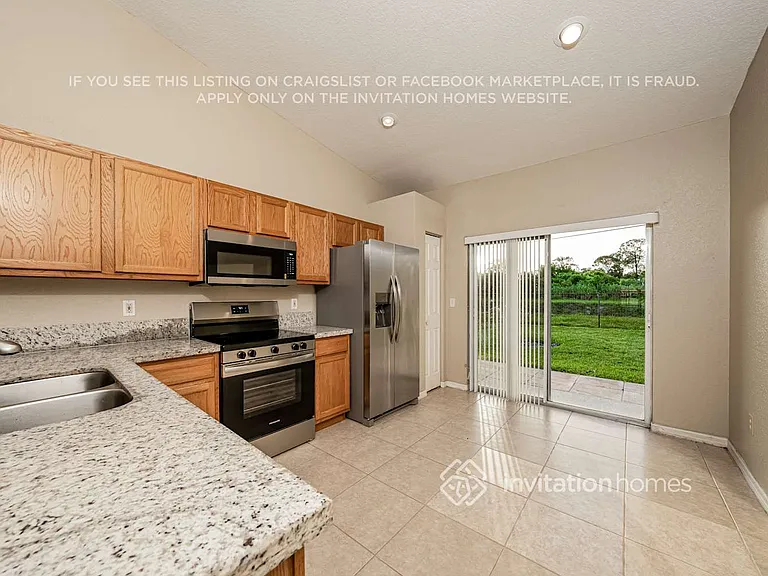 1660 E Breezy Ln — Photo 6