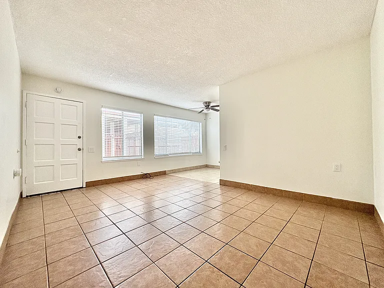 1226 E 7th St #11 — Photo 2