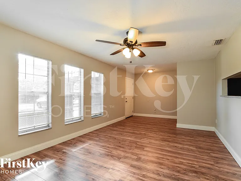 561 Hibiscus Rd — Photo 3