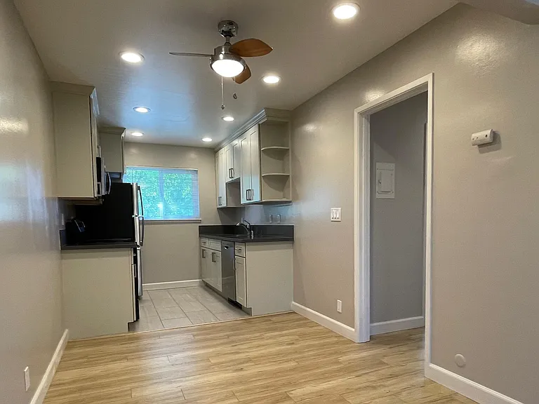 1588 Ontario Dr #4 — Photo 7