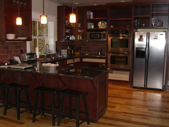 Kitchen cupbrd doors not on