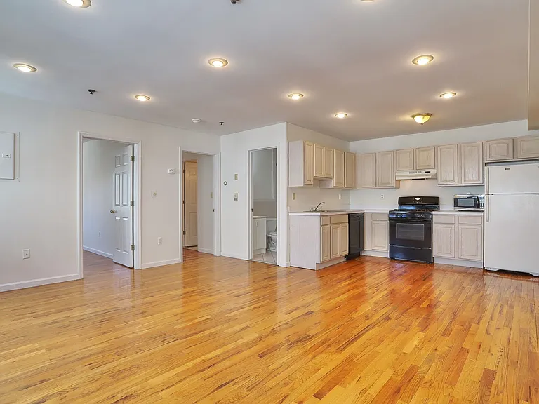 632 Adams St #3 — Photo 2