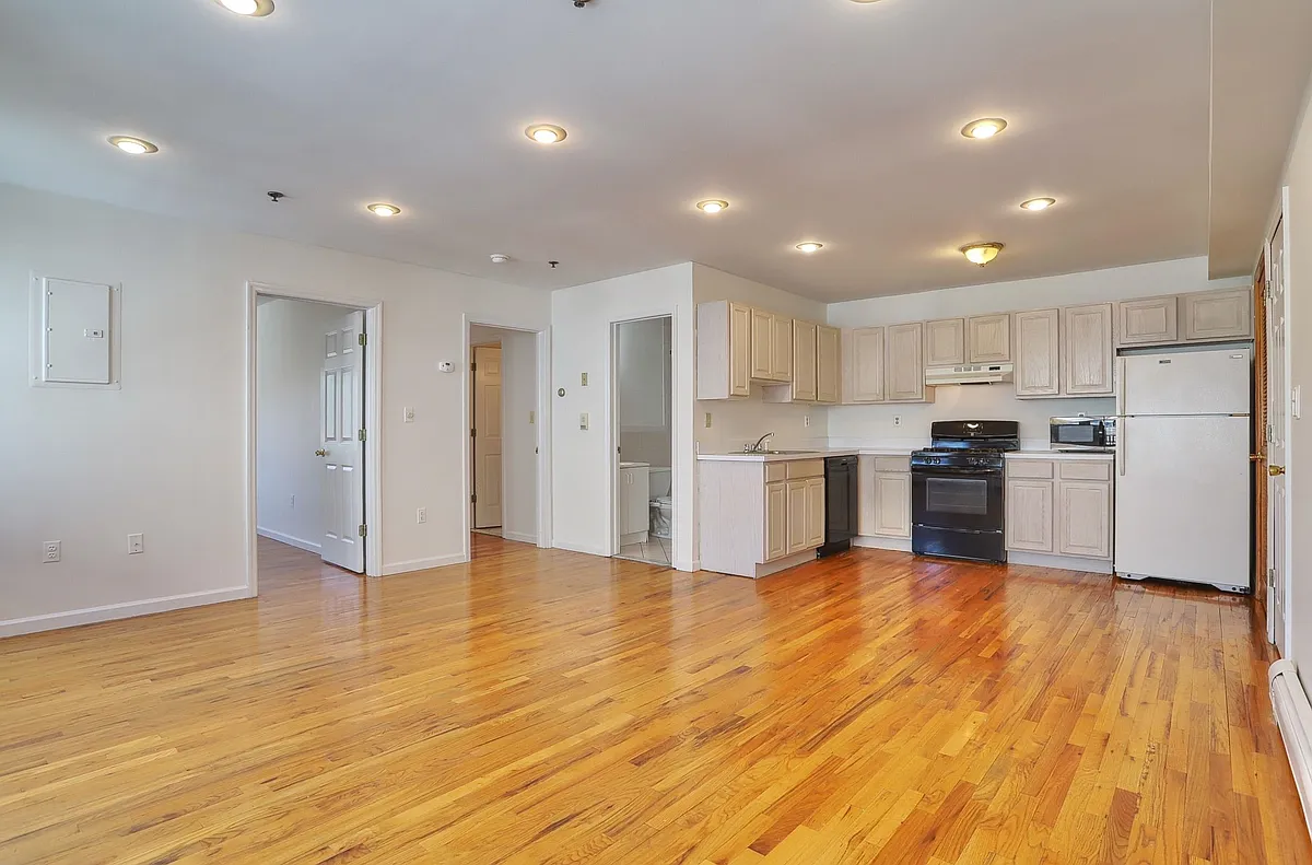 Building Photo - 632 Adams St #3