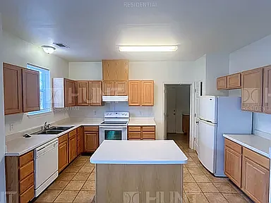 3 bed, 2.5 bath, 1650 sqft, $2,727 — Photo 2