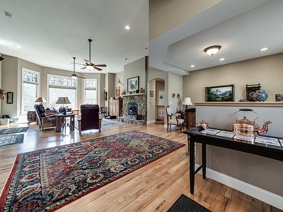 4th image of 537 Mountain Shadow Ln