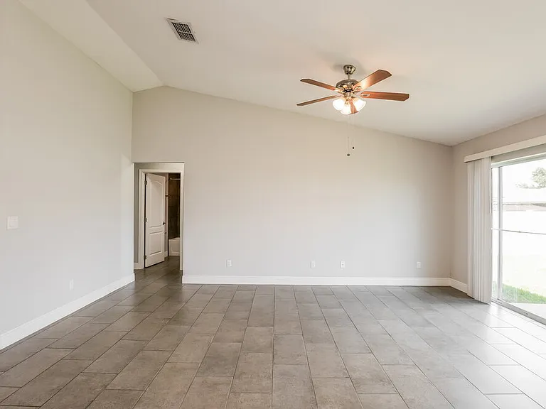 433 Bloomfield Dr — Photo 5