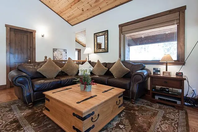 360 E Agatam Ave — Photo 7