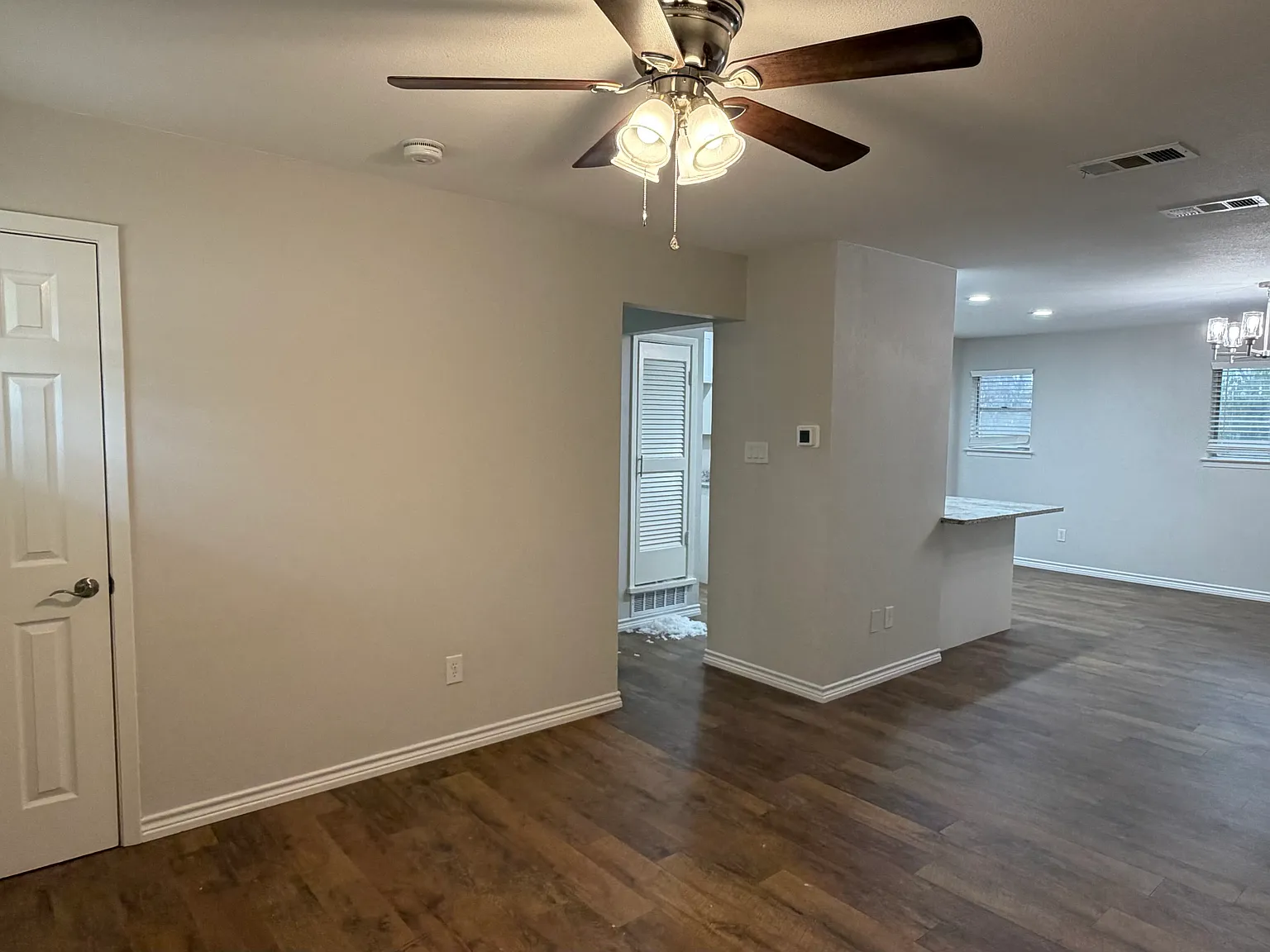 3 bed, 1080 sqft, $1,900 — Photo 4