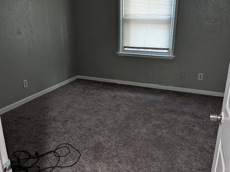 913 SW 5th St — Photo 3
