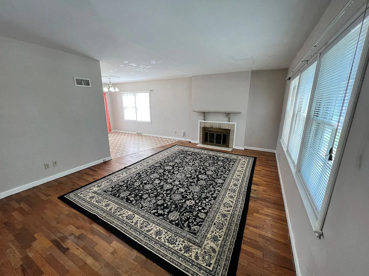 Pre Leasing 27/28 School Year! Large 5 Bed House Just 1 Block From Ksu! — Photo 4