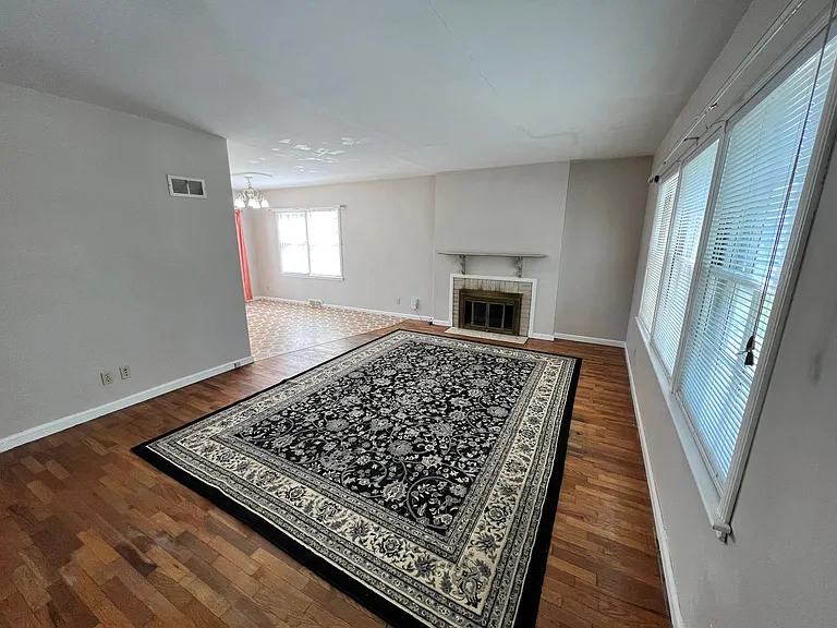 1710 Laramie St — Photo 4