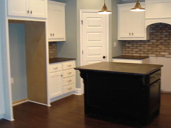 4th image of 4099 Glen Laurel Dr E