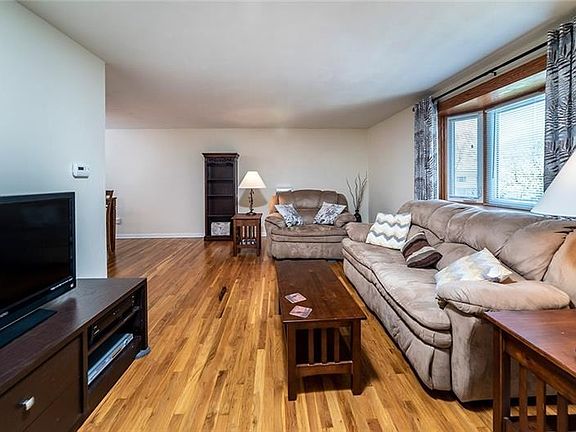 4th image of 51 Deerfield Dr