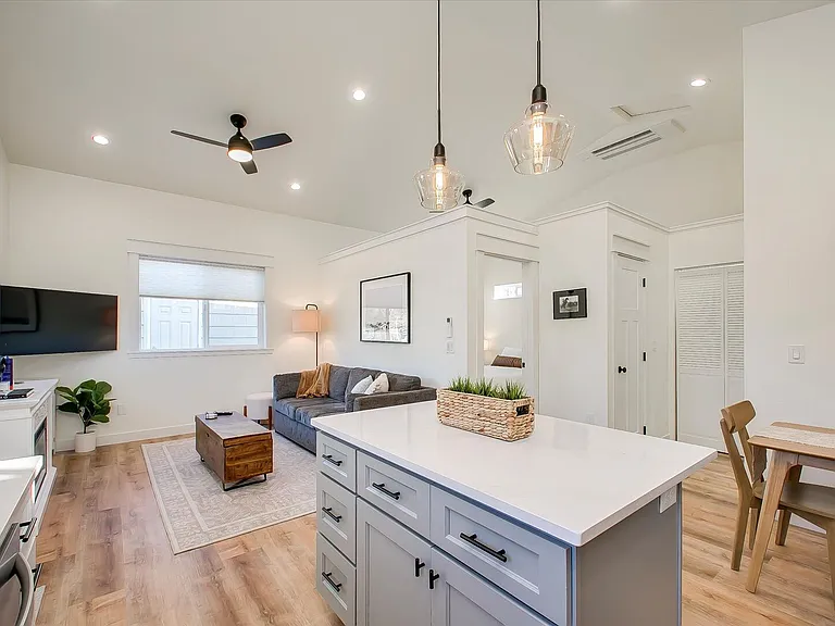 1413 W Rossi St — Photo 9