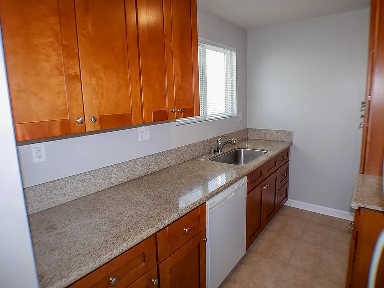 810-812.5 Niantic Ct — Photo 10