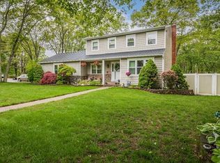 3 Deerfield Ct, Holtsville, NY 11742