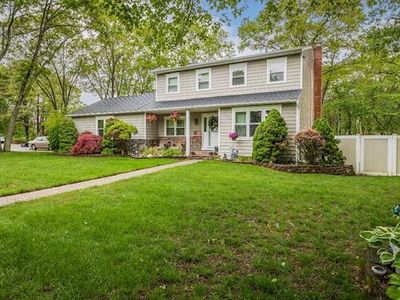 3 Deerfield Court, Holtsville, NY, 11742
