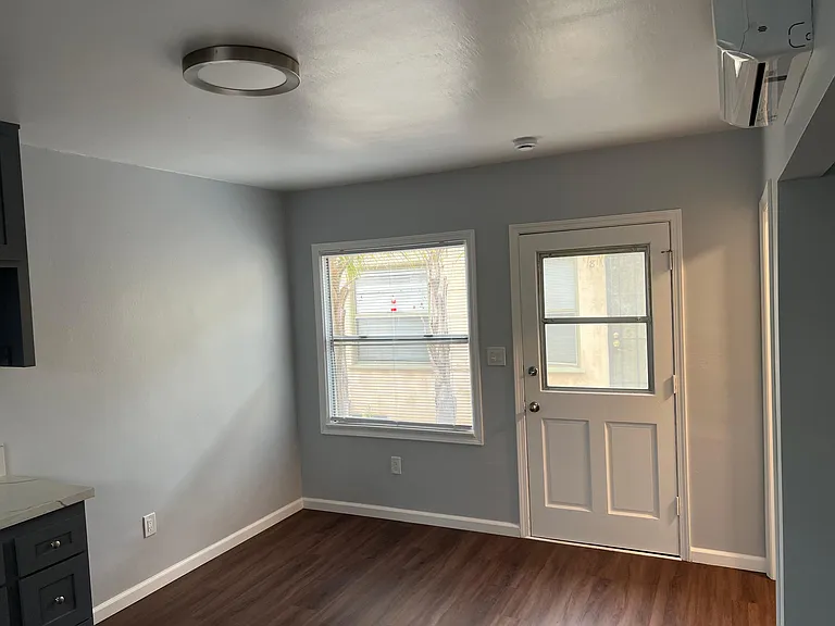 733 Daisy Ave #7 — Photo 6