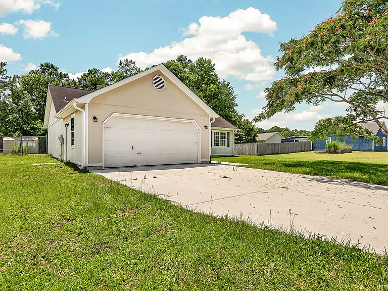 242 Zachary Ln — Photo 3