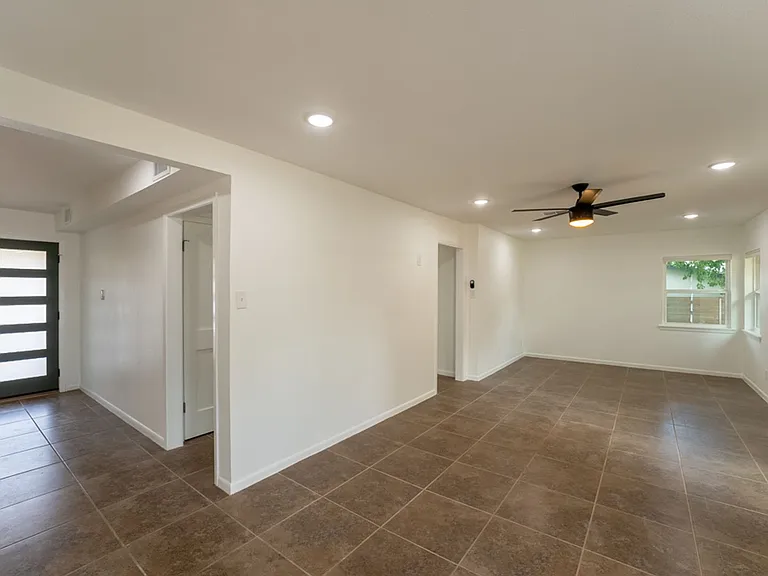 1307 Berkshire Dr — Photo 4