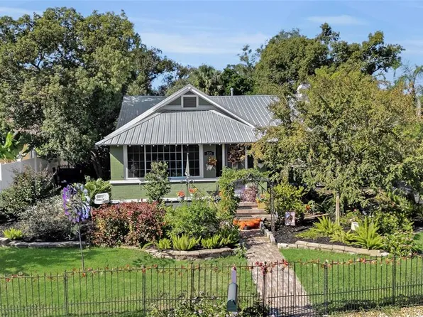 335 N Simpson St, Mount Dora, FL 32757