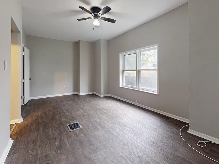 3889 W 33rd St — Photo 32