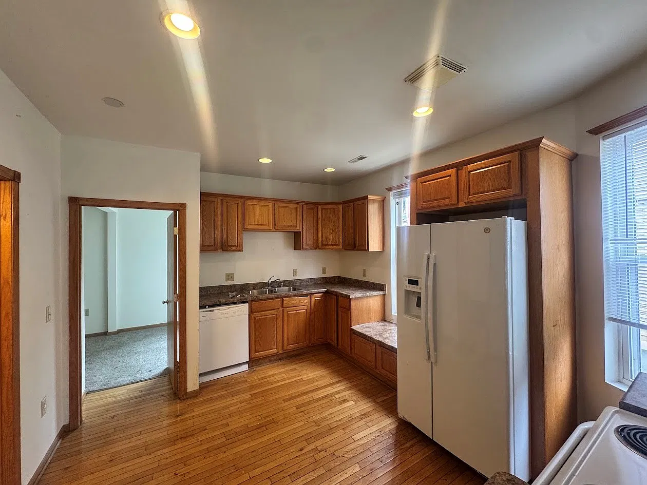 5 bed, 1690 sqft, $3,495 — Photo 3