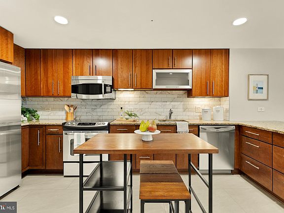 3rd image of 1025 1st St SE APT 104