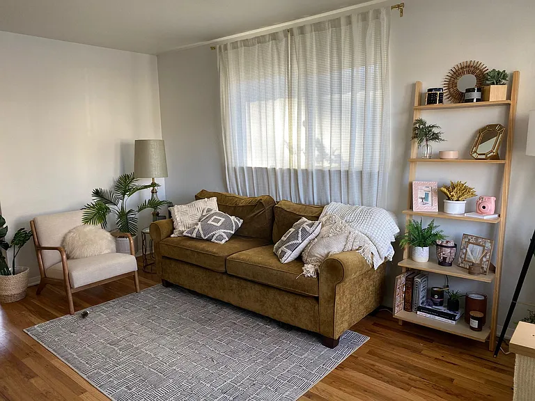 309 E Myrtle St — Photo 4