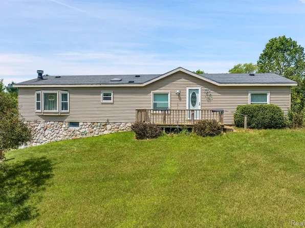 1077 N Lake George Rd, Attica, MI 48412