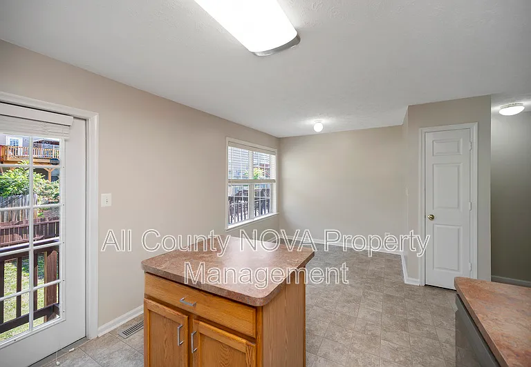 610 Kensington Dr — Photo 25
