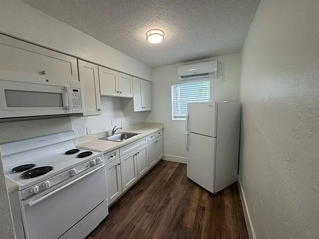 Studio, 700 sqft, $1,425 — Photo 2