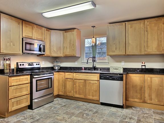 5th image of 3318 Sawyer St