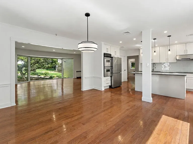 128 Moorland Dr — Photo 3