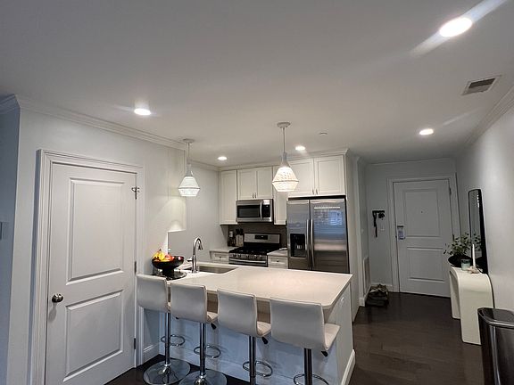 2nd image of 728 E Broadway #206