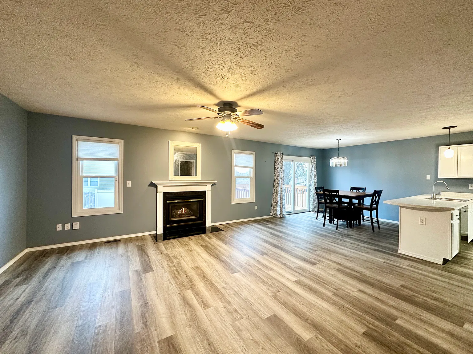 3 bed, 2.5 bath, 2336 sqft, $2,300 — Photo 3