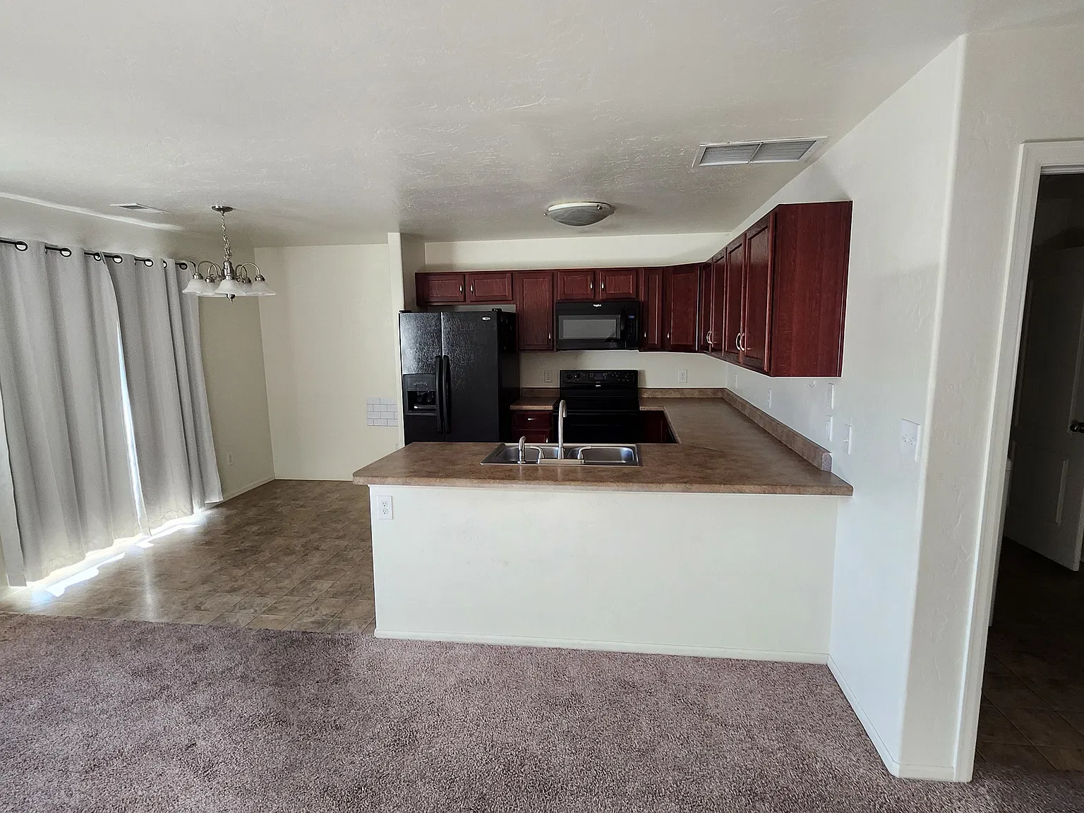3 bed, 2.5 bath, 1368 sqft, $1,975 — Photo 2
