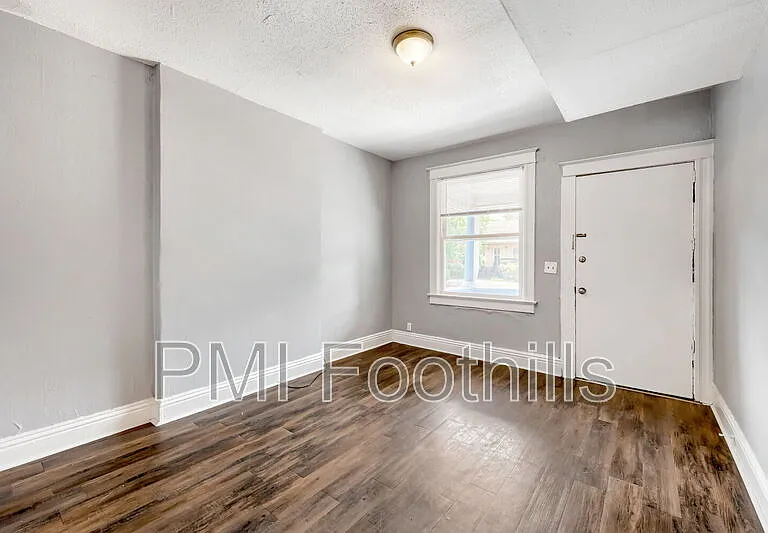 420 N Fox St — Photo 2