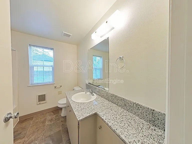 355 SE Lilly Ave #B — Photo 10