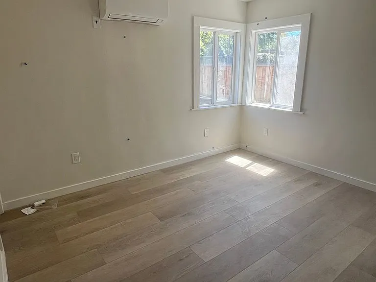 584 N 2nd St — Photo 9