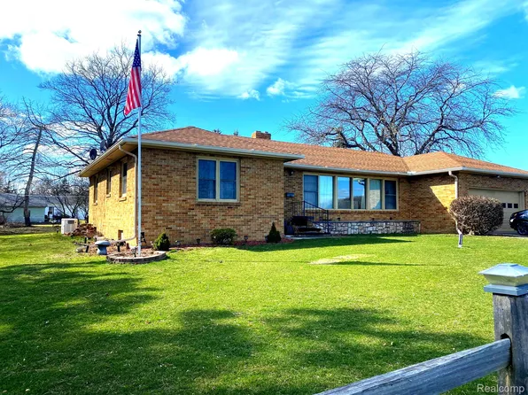 2039 East St, Fairgrove, MI 48733